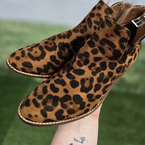 BEAST FASHION | SUNNY-01 V-CUT SIDE POINTED TOE WESTERN MICRO-SUEDE BOOTIES - Picture 10 of 16